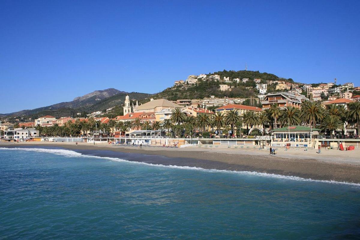 Holiday In Pietra Ligure Bagian luar foto